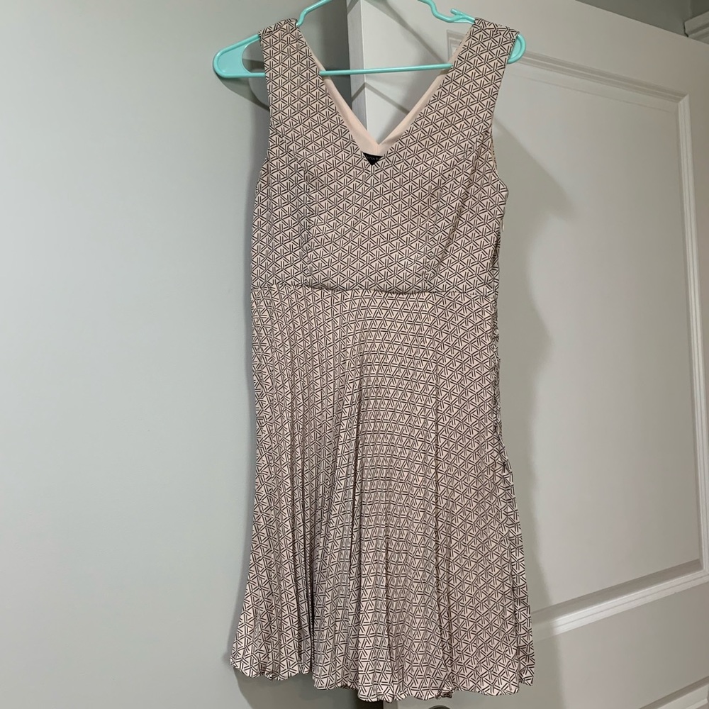 NWT V neck dress pleated geometric pattern